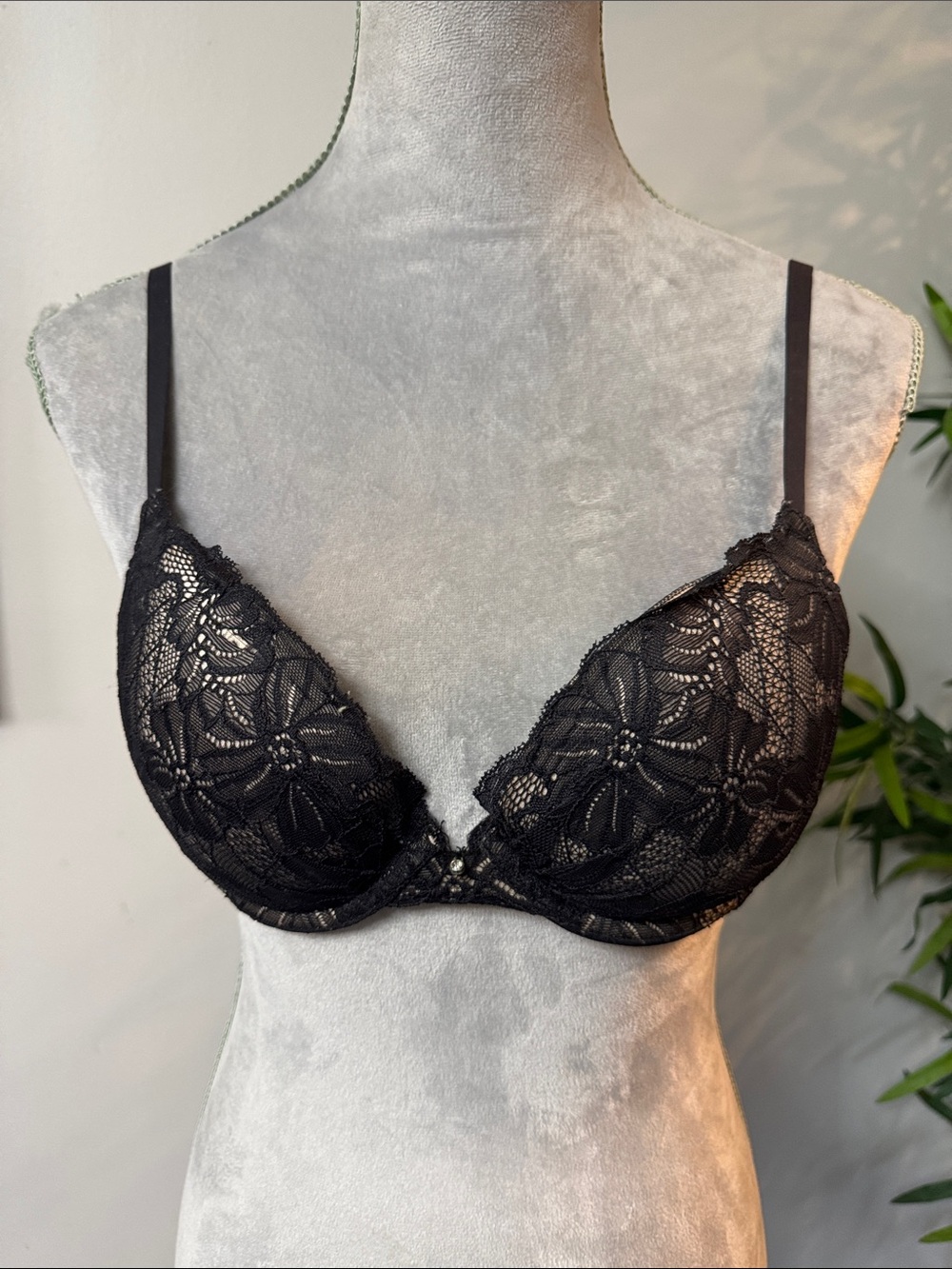 Maidenform Black Lace Push-Up Bra with Floral Detail 36B